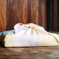 正絹縮緬友禅風呂敷 すずらん ちりめん シルク 包んだ写真