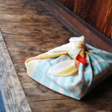 正絹縮緬友禅風呂敷 すずらん ちりめん シルク 包んだ写真